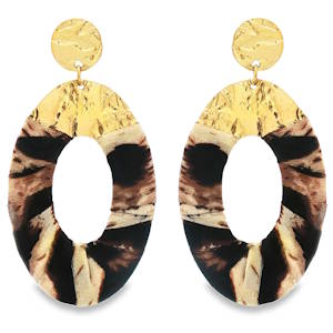 Ces boucles d'oreilles pendantes en acier doré offrent un design audacieux et tendance. La texture riche et le motif accrocheur se combinent pour créer un accessoire distinctif. Parfaites pour ajouter une touche d'éclat à votre tenue, elles sont idéales pour les occasions spéciales ou pour rehausser un look quotidien.