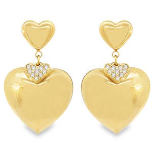 Illuminez votre style avec ces ravissantes boucles d'oreilles pendantes en acier doré. Le design en forme de cœur, sublimé par des strass taille brillant, confère une élégance irrésistible. L'éclat et la pureté du strass mettent en valeur l'éclat chaleureux du doré, créant un bijou sophistiqué et romantique, parfait pour toutes les occasions.
