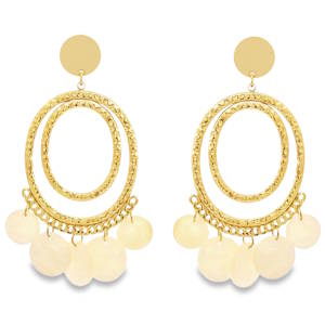 Sublimes boucles d'oreilles pendantes en acier doré, incarnant l'élégance et le raffinement. Elles sont ornées de perles rondes, taillées en cabochon. Ces perles nacrées apportent une touche de douceur et de féminité. Le design harmonieux et la brillance du doré se combinent pour créer un bijou unique, parfait pour sublimer votre allure.