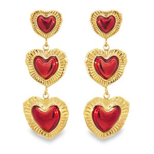 Rehaussez votre style avec ces boucles d'oreilles pendantes dorées. Chaque boucle est ornée de trois motifs en forme de cœur rouge brillant, offrant un contraste éclatant et une touche romantique. Parfaites pour ajouter une note d'élégance à toute tenue, ces boucles d'oreilles captivent par leur design unique et leur finition soignée.