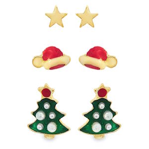 Ces charmantes boucles d'oreilles de Noël, au design festif, sont ornées de perles vertes cabochon imitant les boules d'un sapin. Montées sur une base dorée, elles évoquent la magie des fêtes avec une touche d'originalité. Lot de 3 paires de boucles d'oreilles.