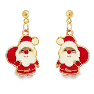 Arborez un esprit festif avec ces boucles d'oreilles pendantes en métal doré. Elles arborent un charmant motif de Père Noël émaillé, capturant l'essence de la joie de Noël. Un accessoire ludique pour ajouter une touche de magie à vos célébrations de fin d'année.