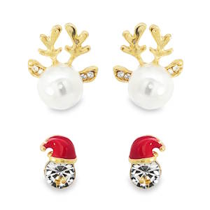 Apportez une touche festive à votre style avec ces adorables boucles d'oreilles. Elles se composent d'une perle nacrée montée sur une structure en métal doré sculptée en forme de renne, rehaussée de détails brillants. Et d'un cristal surmonté d'un bonnet de Père Noël rouge vif ajoutant une note joyeuse à ces boucles d'oreilles. Un bijou fantaisie charmant pour célébrer les fêtes de fin d'année. Lot de deux boucles d'oreilles.