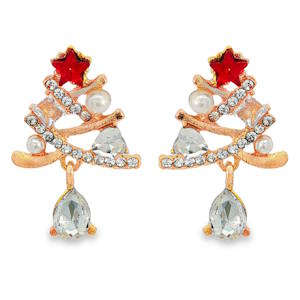 Arborez l'esprit des fêtes avec ces ravissantes boucles d'oreilles pendantes en forme de sapin de Noël. Le design doré, orné d'un cristal rouge brillant, évoque l'éclat des décorations festives. Leur délicate pendeloque ajoute une touche de fantaisie, parfaite pour illuminer vos soirées de fin d'année. Un accessoire pétillant qui célèbre la magie de Noël avec élégance.