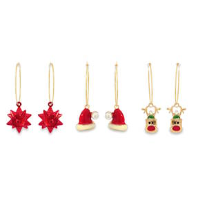 Adoptez un esprit festif avec ces charmantes boucles d'oreilles créoles. Elles sont faites de métal doré étincelant et ornées d'une délicate perle ronde. Un pendentif en forme de bonnet de Père Noël rouge vif ajoute une note joyeuse à ces boucles d'oreilles. Le design suspendu verticalement met en valeur l'éclat du doré et la douceur de la perle. Des boucles d'oreilles créoles dorées, ornées d'un charmant motif de Rudolf le renne au nez rouge. L'éclat subtil du doré met en valeur les détails colorés du renne, ajoutant une touche de fantaisie à votre style. Idéales pour célébrer les fêtes de fin d'année avec une élégance ludique. Lot de trois paires de boucles d'oreilles créoles.