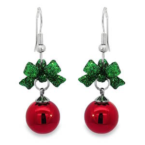 Ajoutez une touche festive à votre style avec ces charmantes boucles d'oreilles pendantes. Confectionnées avec une base en métal argenté, elles arborent un design joyeux inspiré des fêtes, parfait pour illuminer votre look quotidien ou compléter une tenue de soirée.