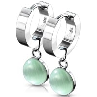 Boucles d'oreilles créoles en acier argenté et pierres pendantes de jade vert de forme ronde. Le jade est le symbole de la sagesse, du pouvoir et de l'harmonie. Il symbolise honneur et vertu dans la culture chinoise. C'est également une pierre de protection qui écarte le mal, attire chance et amitié.