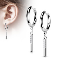 Boucles d'oreilles créoles en acier argenté avec pendant barre pavée en partie d'oxydes de zirconium blancs.