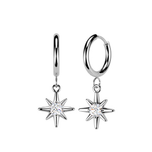 Boucles d'oreilles créoles en acier chirurgical 316L argenté avec un pendant en forme d'étoile sertie d'un oxyde de zirconium.