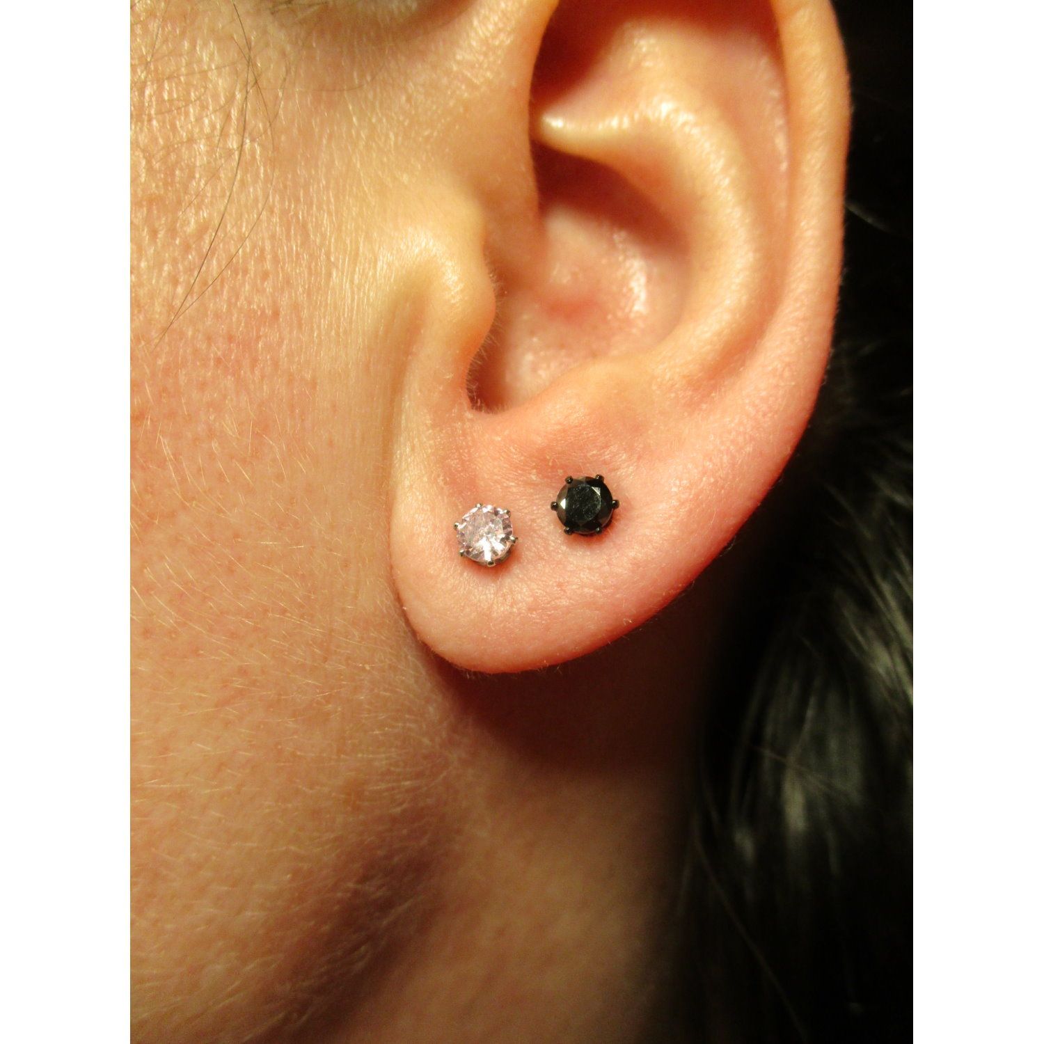 Boucles d'oreilles en acier chirurgical 316L serties d'un oxyde de zirconium rose. Puce Rond  Adolescent Adulte Femme Fille Indémodable 
