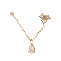 Boucle d'oreille composée d'une puce en acier doré sertie de trois cristaux reliée par une chaîne en acier doré avec un pendant serti griffes d'un cristal en forme de goutte à une puce piercing tragus et cartilage sertie griffe d'un cristal. Vendu à l'unité.