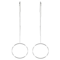 Boucles d'oreilles pendantes composées d'une chaîne et d'un cercle en acier argenté.