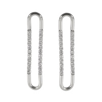 Boucles d'oreilles pendantes en forme de maillon en acier argenté avec une chaîne de strass au milieu. 