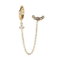 Bague d'oreille créole en acier doré avec un pendant serti griffes d'un cristal relié par une chaîne à un piercing tragus et cartilage serti clos de cinq cristaux. Vendu à l'unité.