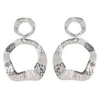 Boucles d'oreilles pendantes composées de deux cercles difformes en acier argenté.
