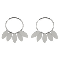 Boucles d'oreilles pendantes en forme de cercle avec pétales en acier argenté.