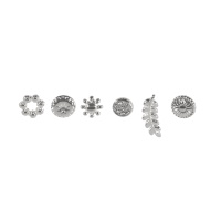 Lot de 6 boucles d'oreilles en acier argenté composées d'une puce en forme de fleur, d'une puce en forme de soleil, d'une puce ronde avec étoile, d'une puce ronde avec motifs, d'une puce ronde pavée de strass et d'un pendant en forme de branche de laurier.