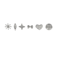 Lot de 6 boucles d'oreilles en acier argenté composées d'une puce en forme de cœur martelé, d'une puce de forme de nœud papillon, d'une puce ronde sertie d'un cristal, d'une puce allongée sertie d'un cristal, d'une puce en forme d'étoile sertie d'un cristal et d'une puce en forme de soleil sertie d'un cristal.