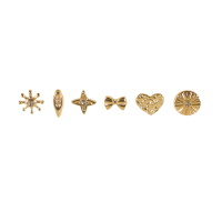 Lot de 6 boucles d'oreilles en acier doré composées d'une puce en forme de cœur martelé, d'une puce de forme de nœud papillon, d'une puce ronde sertie d'un cristal, d'une puce allongée sertie d'un cristal, d'une puce en forme d'étoile sertie d'un cristal et d'une puce en forme de soleil sertie d'un cristal.