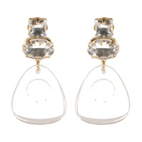 Boucles d'oreilles pendantes en acier doré composées de deux cristaux sertis griffes et d'un cercle difforme transparent.