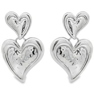 Ajoutez une touche romantique à votre allure avec ces boucles d'oreilles pendantes. Confectionnées en acier argenté, elles présentent un design raffiné avec deux cœurs texturés suspendus délicatement. Leur éclat discret et leur allure élégante en font l'accessoire idéal pour sublimer votre style quotidien ou rehausser une tenue de soirée.
