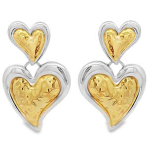 Rehaussez votre style avec ces boucles d'oreilles pendantes uniques. Elles se distinguent par leurs deux cœurs imbriqués, alliant la brillance de l'acier argenté à l'éclat chaleureux de l'acier doré texturé. Un design élégant pour une touche de raffinement au quotidien.