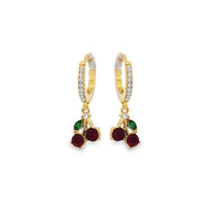 Rehaussez votre collection avec ces boucles d'oreilles créoles en acier doré. Un design espiègle mettant en valeur une délicate cerise ornée de pierres rouge et verte taille cabochon. Parfaites pour ajouter une touche de couleur et d'élégance ludique à votre style quotidien.
