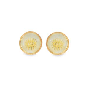 Boucles d'oreilles puces rondes en acier doré orné d'un motif œil stylisé, rayonnant d'une aura mystique. Conçu avec des métaux de qualité, ce bijou allie esthétique et symbolisme, parfait pour ajouter une touche d'éclat subtile à votre quotidien.