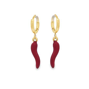 Arborez une touche d'élégance italienne avec ces boucles d'oreilles créoles en acier doré. Un design épuré associé à un charme traditionnel, parfait pour rehausser votre style quotidien avec une subtile note de sophistication. L'éclat chaleureux du doré apporte une luminosité intemporelle à votre visage.