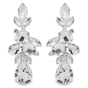 Sublimes boucles d'oreilles pendantes, où l'éclat cristallin rencontre un design floral sophistiqué. Chaque cristal, taillé avec une brillance exceptionnelle, reflète la lumière dans un jeu de reflets captivants. Leur forme pendante ajoute une touche d'élégance et de mouvement à votre allure, parfaites pour illuminer une soirée spéciale.