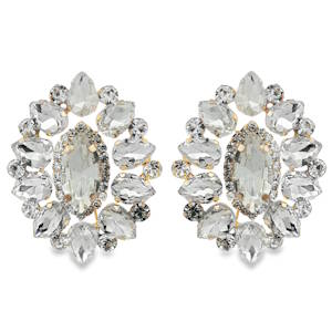 Élégantes boucles d'oreilles en métal doré, ornée d'un cristal ovale de taille brillant, offrant une clarté exceptionnelle. Cette pièce raffinée est conçue avec une symétrie parfaite et un poli brillant, capturant la lumière sous tous les angles. Son arrangement complexe de multiples cristaux ajoute une touche de luxe et de sophistication, parfaite pour rehausser toute tenue avec une brillance subtile.