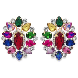 Élégante boucles d'oreilles en métal doré ornées d'un cristal rouge vif en forme de poire, taillé en cabochon. Un bijou raffiné qui apportera une touche de couleur et de sophistication à votre tenue. Son design soigné et ses détails scintillants en font un accessoire parfait pour toutes les occasions.