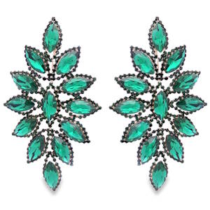 Rehaussez votre allure avec ces exquises boucles d'oreilles pendantes. Chaque boucle est ornée de cristaux verts taillés en ovale brillant, capturant la lumière pour un éclat inégalé. Leur design raffiné et leur légèreté vous assurent un confort optimal tout en ajoutant une touche de glamour à votre tenue. Ces boucles d'oreilles sont le détail parfait pour sublimer votre style.