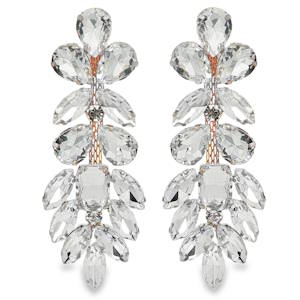 Sublimes boucles d'oreilles pendantes, conçues avec une base métallique et agrémentées de cristaux taille brillant. Ces ornements scintillants, d'une clarté VVS, captent la lumière avec une transparence exquise et une symétrie parfaite, offrant un éclat remarquable. Leur couleur neutre et la brillance apportent une touche d'élégance à toute tenue.