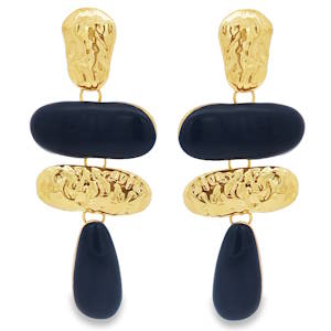Sublimez votre style avec ces boucles d'oreilles pendantes en acier doré. Le design unique, combinant des éléments texturés et des accents bleus lisses, attire le regard. Parfaites pour ajouter une touche d'élégance moderne à toute tenue.