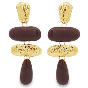 Sublimez votre style avec ces boucles d'oreilles pendantes en acier doré. Le design unique, combinant des éléments texturés et des accents marrons lisses, attire le regard. Parfaites pour ajouter une touche d'élégance moderne à toute tenue.