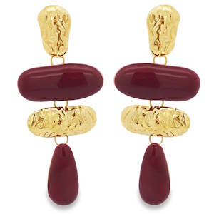Sublimez votre style avec ces boucles d'oreilles pendantes en acier doré. Le design unique, combinant des éléments texturés et des accents rouges lisses, attire le regard. Parfaites pour ajouter une touche d'élégance moderne à toute tenue.