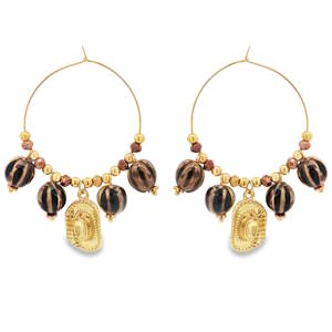 Sublimez votre look avec ces boucles d'oreilles créoles uniques, confectionnées en acier doré éclatant. Leur design original intègre des perles décoratives et un charm en forme de chapeau de cowboy, ajoutant une touche western chic à votre style. Idéales pour celles qui osent affirmer leur personnalité.