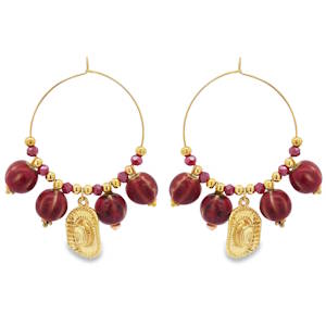Sublimez votre look avec ces boucles d'oreilles créoles uniques, confectionnées en acier doré éclatant. Leur design original intègre des perles décoratives et un charm en forme de chapeau de cowboy, ajoutant une touche western chic à votre style. Idéales pour celles qui osent affirmer leur personnalité.