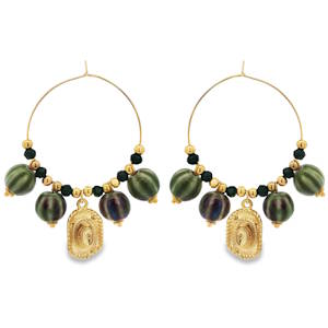 Sublimez votre look avec ces boucles d'oreilles créoles uniques, confectionnées en acier doré éclatant. Leur design original intègre des perles décoratives et un charm en forme de chapeau de cowboy, ajoutant une touche western chic à votre style. Idéales pour celles qui osent affirmer leur personnalité.