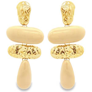 Cette paire de boucles d'oreilles pendantes se distingue par son design organique et sculptural. Pavées d'émail aux nuances marrons et chaudes, elles arborent une finition polie miroir pour une brillance exceptionnelle. La forme géométrique évasée et l'arrangement suspendu offrent un mouvement fluide et élégant. Une pièce sophistiquée qui capture la lumière avec transparence, idéale pour apporter une touche de modernité artistique à votre style.