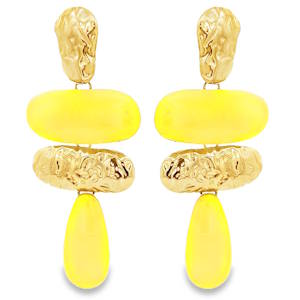 Cette paire de boucles d'oreilles pendantes en acier doré se distingue par son élégance intemporelle. Chaque pièce est ornée d'émail jaune vif, délicatement taillé en forme ovale pour une brillance optimale. Un design raffiné qui capture la lumière avec une transparence cristalline, parfait pour sublimer vos tenues avec une touche de sophistication éclatante.