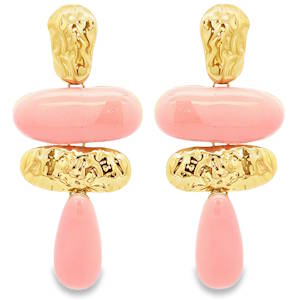 Cette paire de boucles d'oreilles pendantes en acier doré se distingue par son élégance classique. Chaque pièce présente une plaque ovale émaillée de rose pour une texture lisse et une brillance soyeuse. Un bijou sophistiqué alliant tradition et prestige pour sublimer chaque tenue.