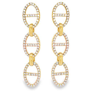 Sublime paire de boucles d'oreilles pendantes en acier doré, alliant sophistication et éclat intemporel. Chaque pièce en forme de grain de café arbore un pavage de strass, soigneusement serti pour maximiser sa brillance et sa transparence. Le design élégant présente une chute verticale fluide, offrant une symétrie parfaite et un poli miroir exceptionnel. Une composition luxueuse et épurée, idéale pour illuminer votre visage avec une touche de raffinement moderne et une clarté cristalline.