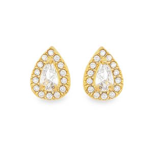 Cette paire de boucles d'oreilles de type puces est confectionnée en acier doré avec une élégance intemporelle. Chaque pièce met en valeur un cristal d'exception taillé en forme de poire, dont la taille brillant optimise la réflexion lumineuse et l'éclat. Le sertissage soigné souligne la silhouette raffinée de la gemme, offrant une symétrie parfaite et une transparence cristalline. Un bijou classique et sophistiqué, idéal pour sublimer le visage avec une touche de luxe discret.