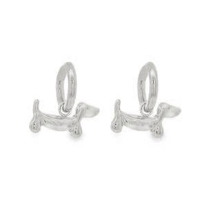 Sublime paire de boucles d'oreilles créoles en acier argenté, conçues avec une élégance intemporelle. Chaque pièce suspendue est en forme de chien teckel. Ce design sophistiqué, alliant composition raffinée et finitions professionnelles, est l'accessoire idéal pour illuminer votre visage avec distinction et luxe.