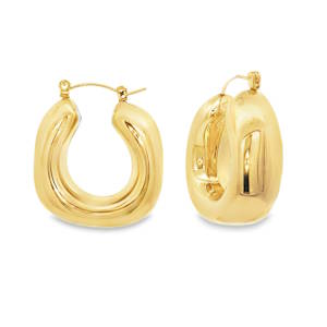 Ces créoles se distinguent par un design chunky (épais) très tendance. Elles présentent une forme bombée et arrondie, presque tubulaire, qui apporte un volume généreux tout en restant élégante. Leur silhouette n'est pas parfaitement circulaire, mais légèrement ovale, ce qui leur confère une allure moderne et sculpturale. Elles arborent une finition polie miroir qui accroche intensément la lumière, garantissant un éclat luxueux au visage.