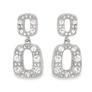 Ces somptueuses boucles d'oreilles pendantes en acier argenté se distinguent par un design sophistiqué et intemporel. Chaque pièce arbore un pavage de strass, méticuleusement facetté pour une réfraction optimale de la lumière. Le montage en serti clos assure une protection parfaite de la pierre tout en soulignant l'éclat chaud du métal précieux. Leur silhouette élancée et leur polissage miroir offrent une élégance aérienne, idéale pour sublimer un port de tête avec raffinement.