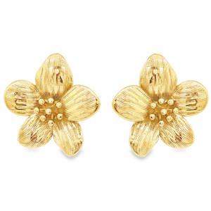 Apportez une touche de fraîcheur printanière et de raffinement à votre allure avec cette paire de boucles d'oreilles. Conçues en acier de haute qualité avec une finition dorée éclatante, elles capturent la beauté délicate de la nature dans un métal durable et moderne. Le point fort de ce bijou réside dans son travail de gravure minutieux. Chaque pétale présente des stries délicates qui imitent la texture réelle d'une fleur, offrant un jeu de lumière fascinant à chaque mouvement de tête.