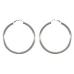 Boucles d'oreilles créoles fantaisie en métal argenté.